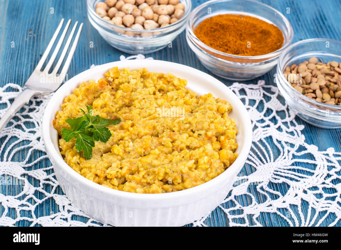 Hummus Kichererbsen pürieren, mit Curry und Safran Stockfoto