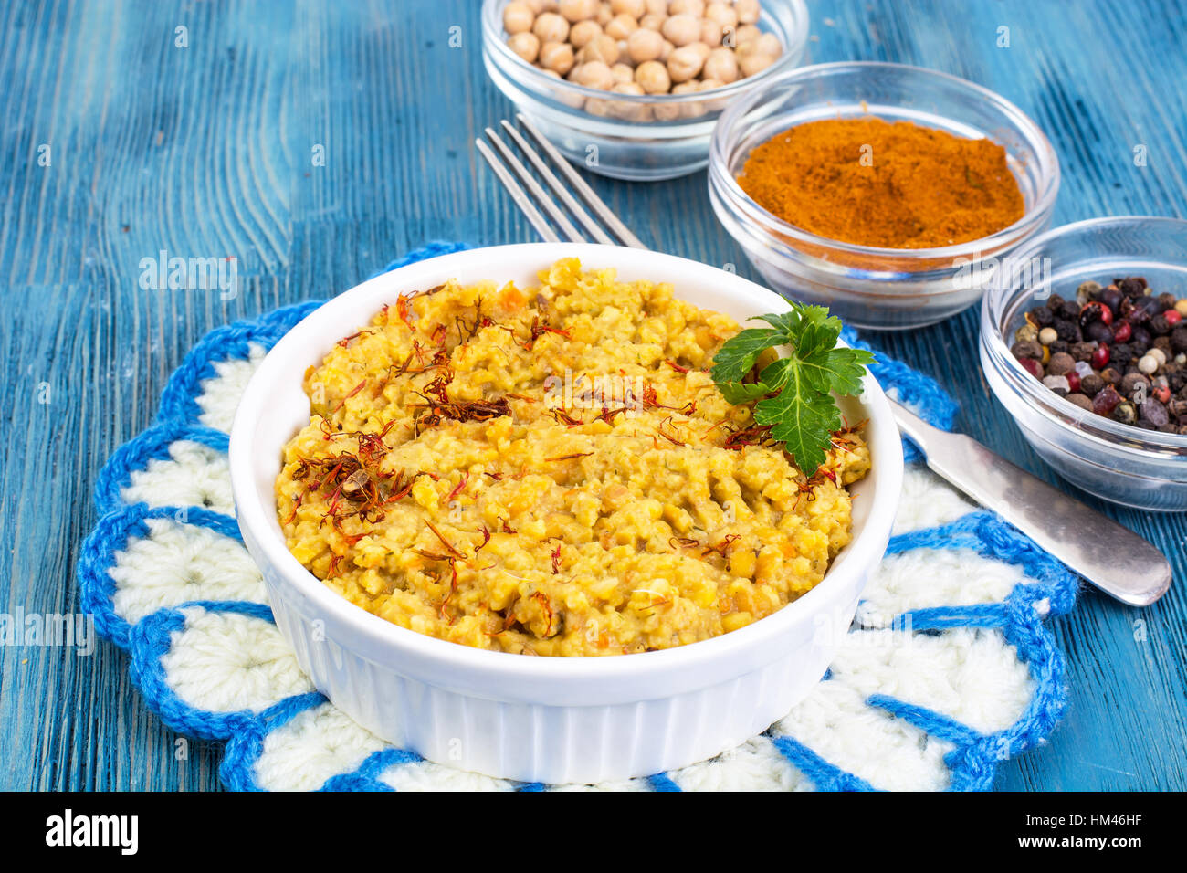 Hummus Kichererbsen pürieren, mit Curry und Safran Stockfoto