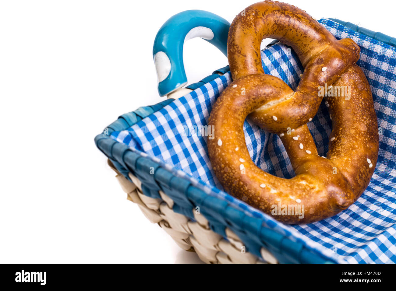 Süße Brezeln auf einem schönen Stoff in einem Weidenkorb auf einen whi Stockfoto