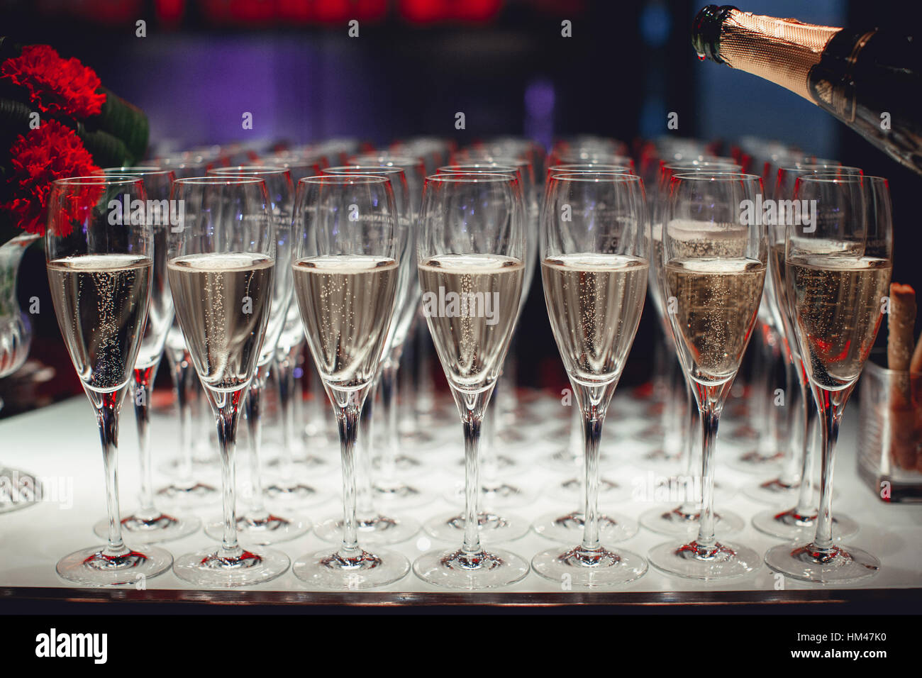 Viele Gläser mit Champagner Nahaufnahme Stockfoto