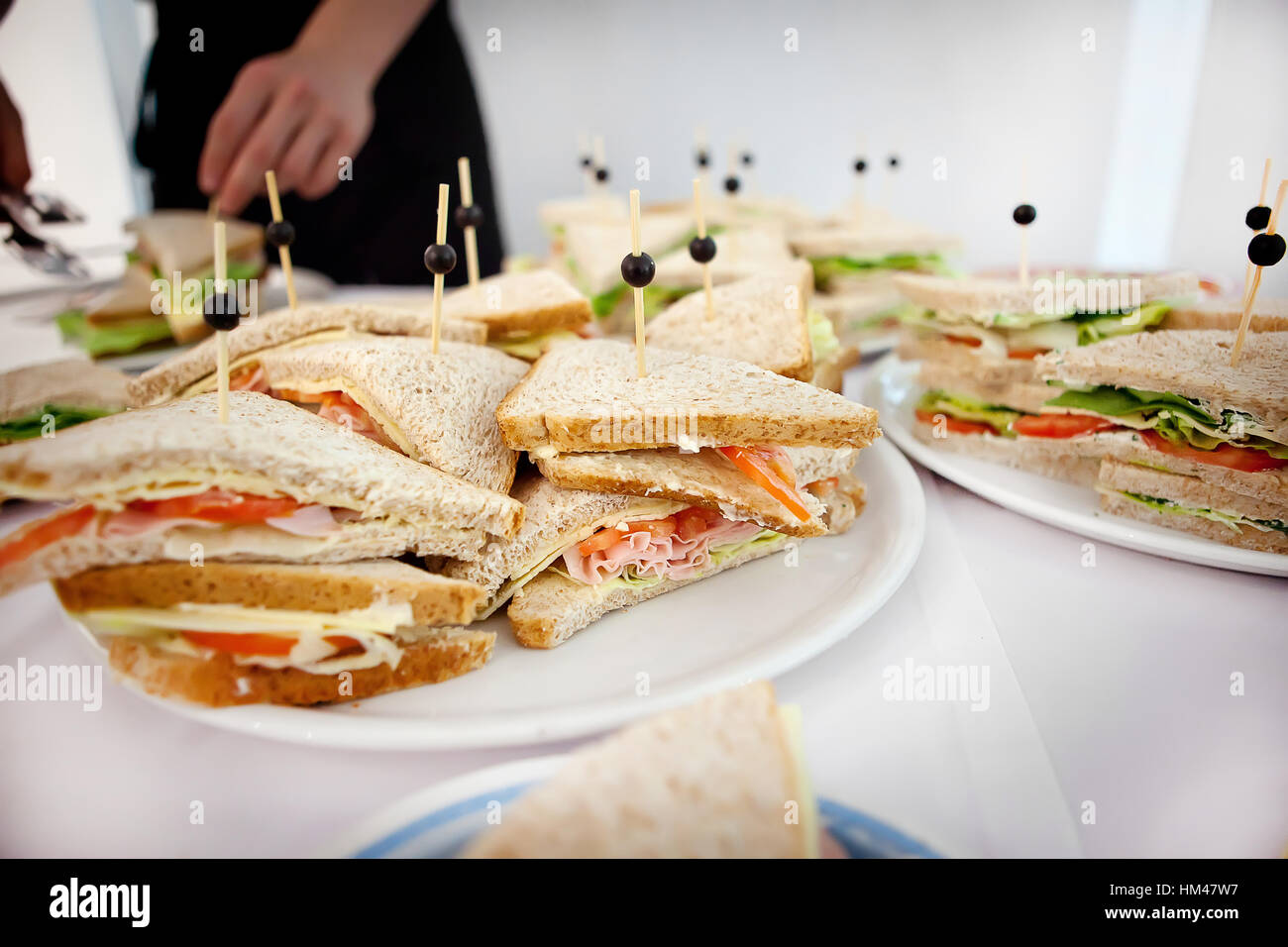 Platte mit verschiedenen leckeren Sandwiches Nahaufnahme Stockfoto