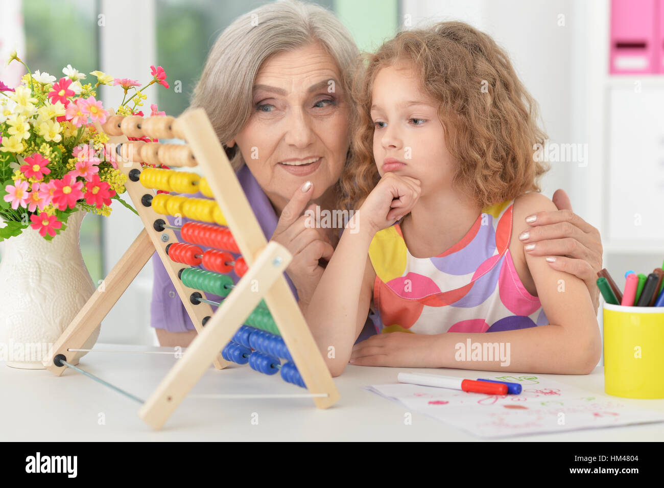 Großmutter ihre Enkelin, die Hausaufgaben zu helfen Stockfoto