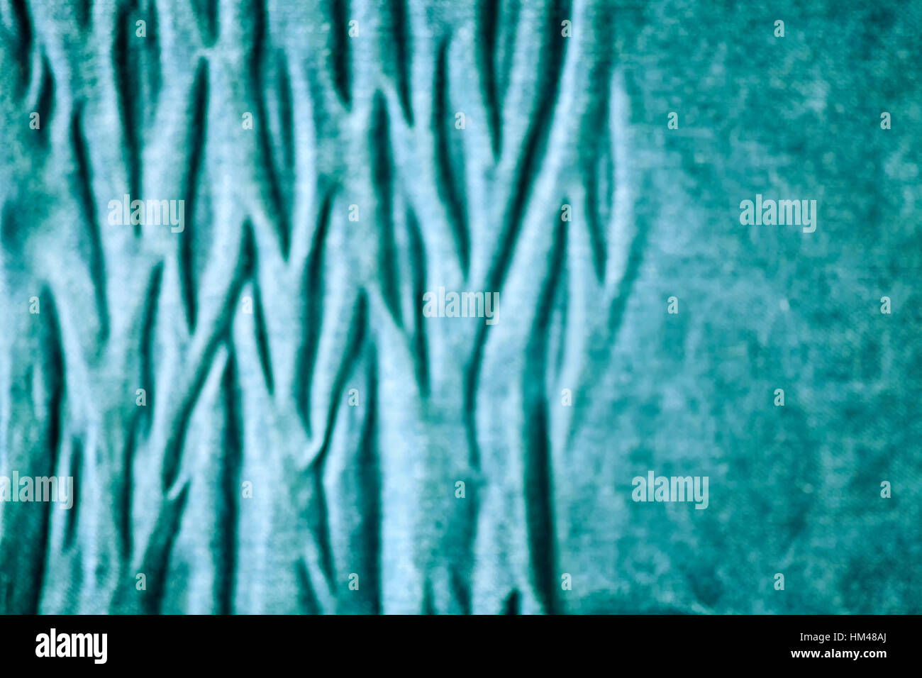 Schließen unscharf Bild des grünen faltige Jeansstoff, abstrakten Hintergrund. Stockfoto