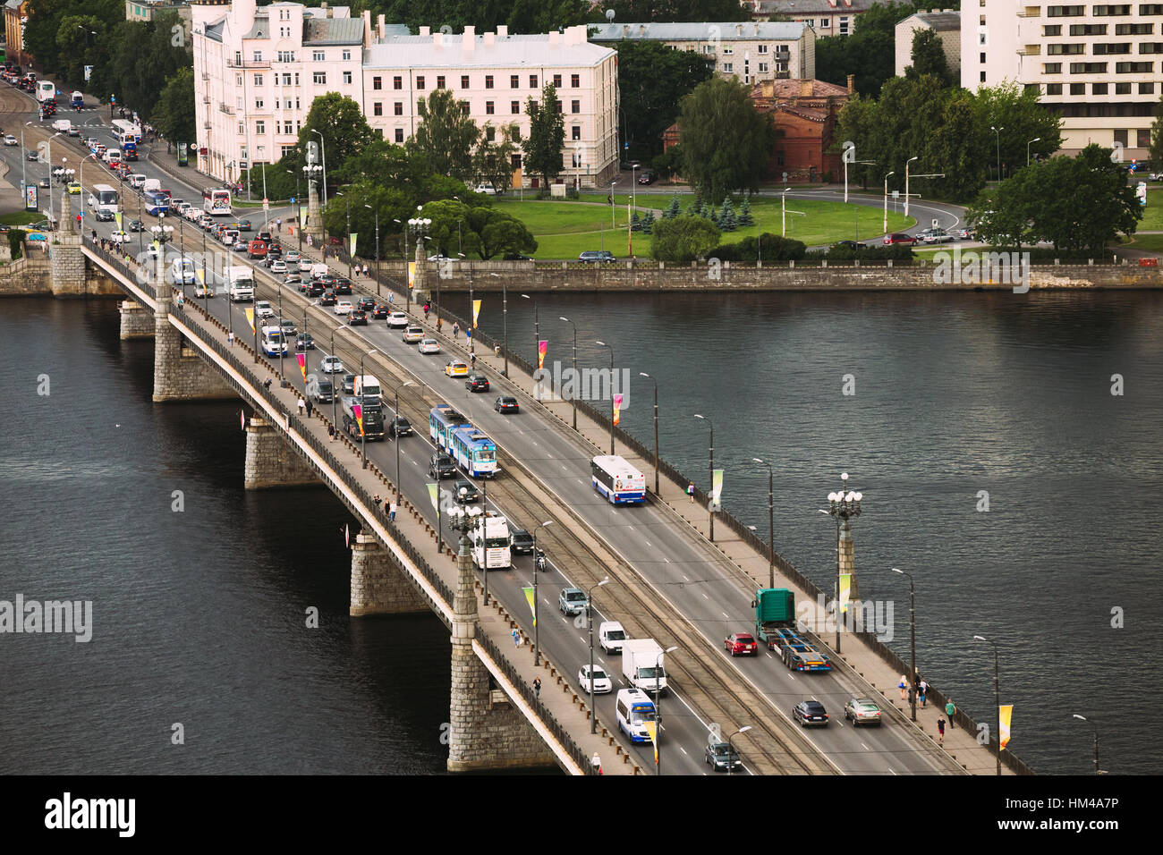 Riga, Lettland. Verkehr auf der Akmens kippt (Steinbrücke) Straße In Sommertag. Ansicht von oben Stockfoto