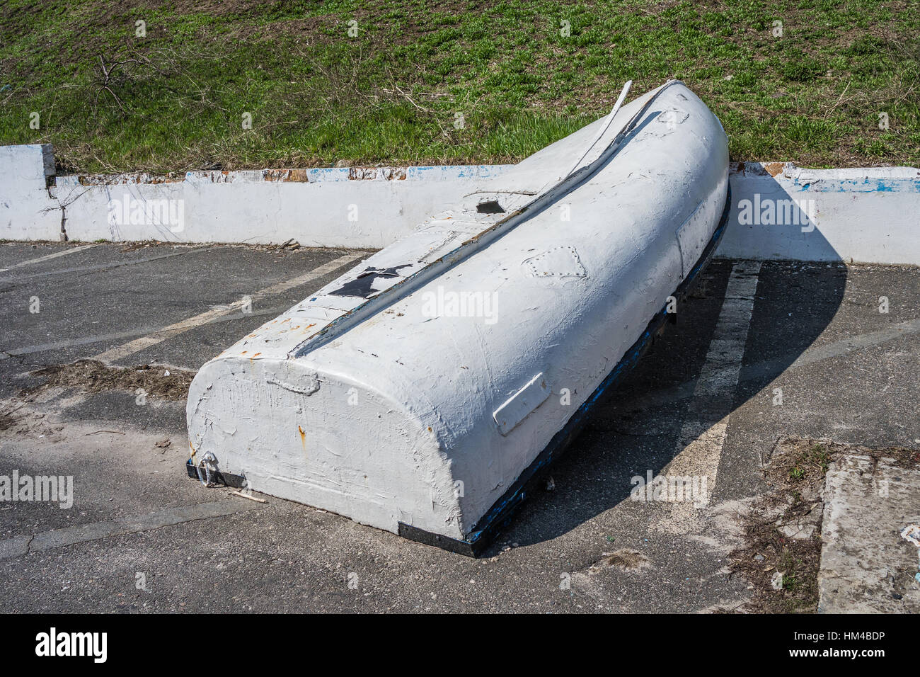 Altes Metall umgedrehten Boot an land Stockfoto