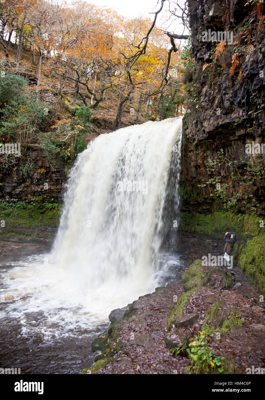 Ein Fotograf sieht den Wasserfall Sgwr-Yr-Eira am Fluss Hepste in der Region bekannt als Wasserfall in den Brecon Beacons Stockfoto