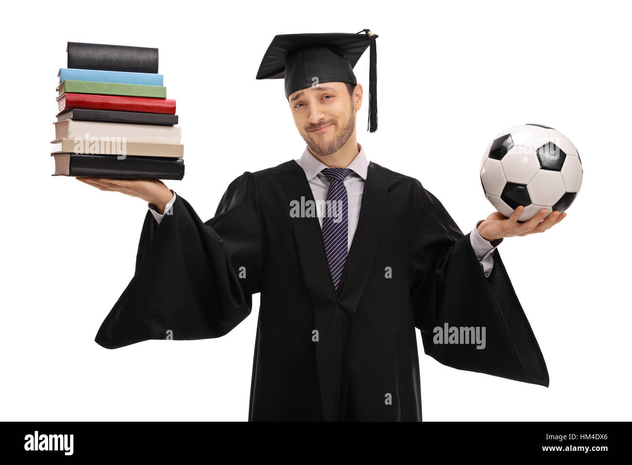 Unentschlossen Doktorand hält einen Stapel Bücher und ein Fußball isoliert auf weißem Hintergrund Stockfoto