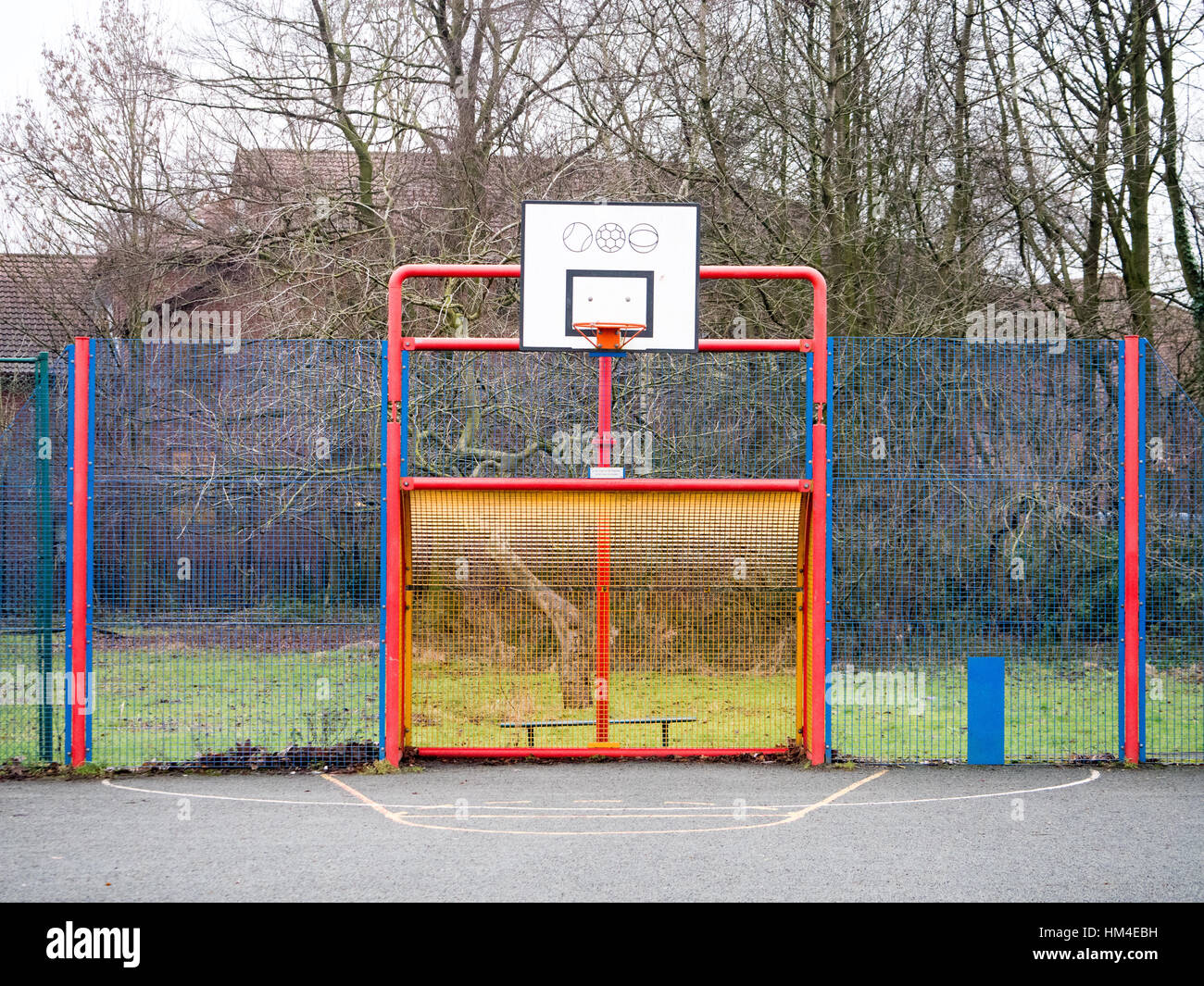 Basketballkorb in einem öffentlichen Multi Sportplatz in einem Park in Manchester Stockfoto