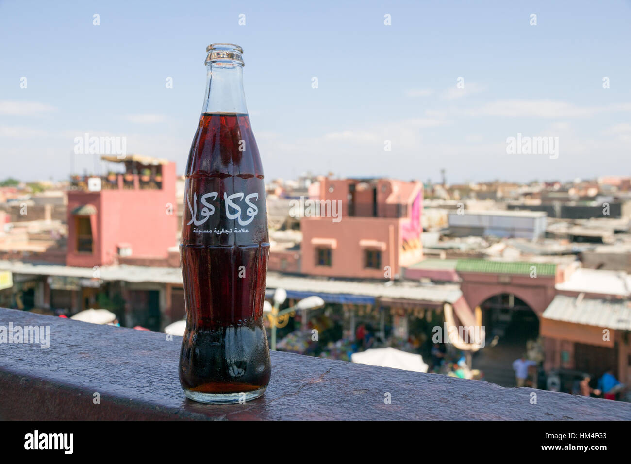 Marrakesch, Marokko - 29. April 2016: Classic Flasche Coca-Cola mit arabischen Logo. Stockfoto