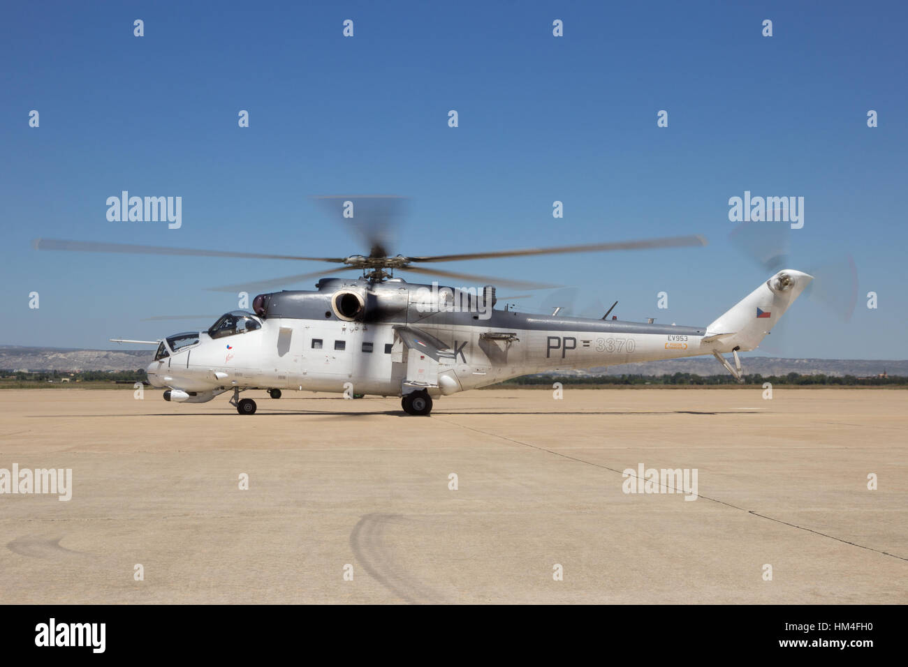 ZARAGOZA, Spanien - Mai 20,2016: Tschechien Luftwaffe Mil Mi-24 Hind Kampfhubschrauber zu von Zaragoza Airbase ausziehen. Stockfoto