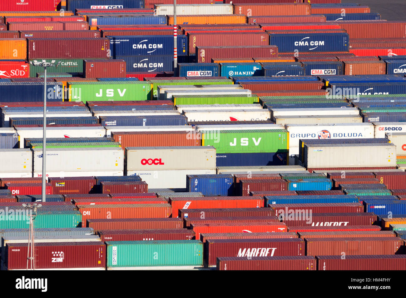 BARCELONA, Spanien - 21. Mai 2016: Blick auf das Containerterminal im Hafen von Barcelona. Stockfoto