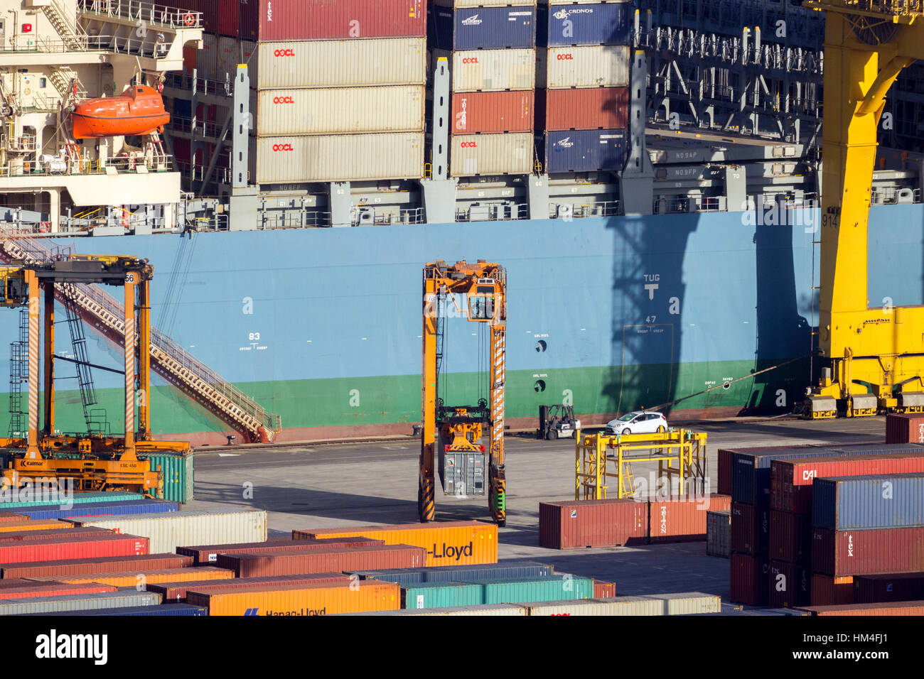 BARCELONA, Spanien - 21. Mai 2016: Schiff aufzubessern geladen in der Container-terminal aus dem Hafen von Barcelona. Stockfoto