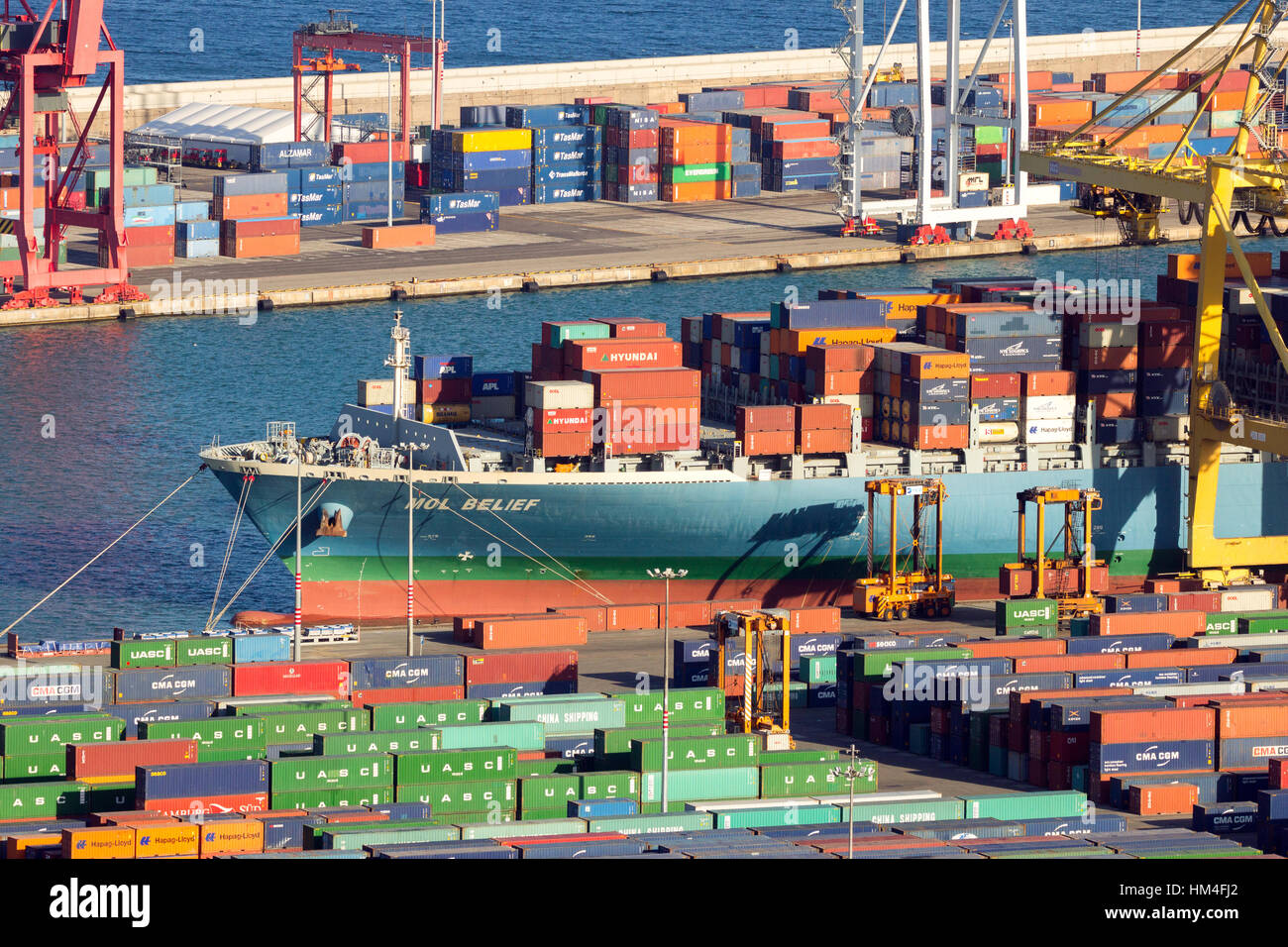 BARCELONA, SPANIEN - 21. MAI 2016: Schiff im Container Terminal aus dem Hafen von Barcelona geladen wird. Stockfoto