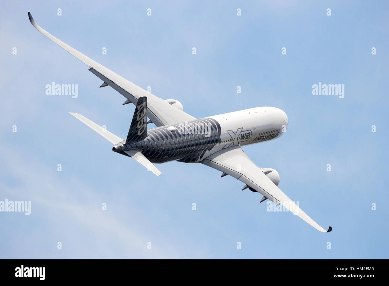 BERLIN - 2. Juni 2016: Airbus A350 XWB abheben vom Flughafen Berlin-Schoneveld. Stockfoto