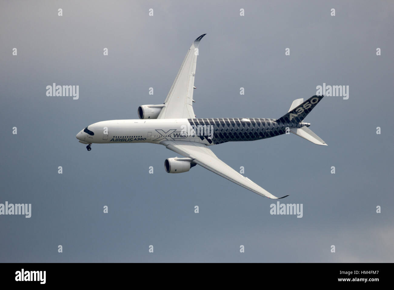 BERLIN - 2. Juni 2016: Airbus A350 XWB Vorbeiflug nach dem Start am Flughafen Berlin-Schoneveld. Stockfoto