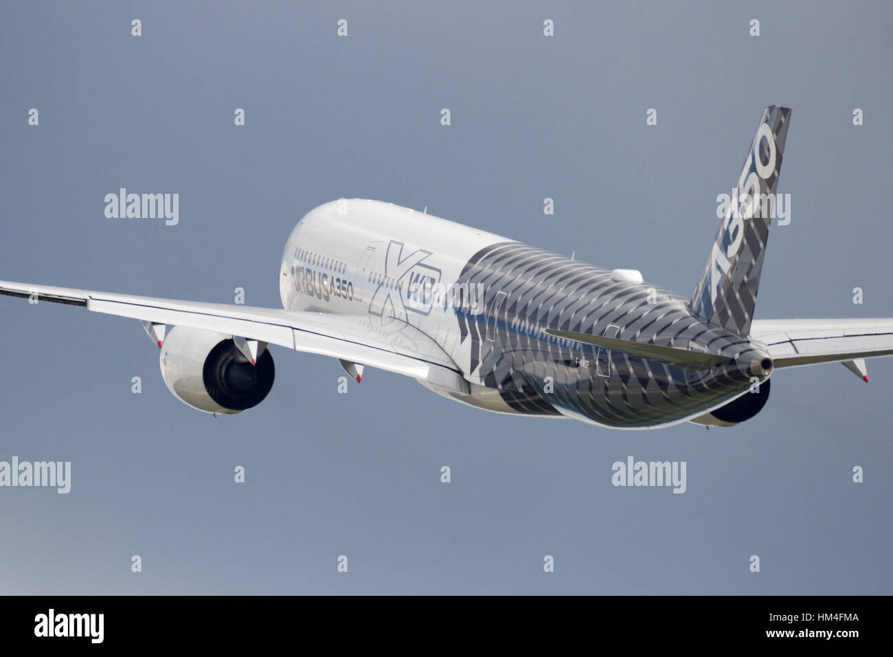 BERLIN - 2. Juni 2016: Airbus A350 XWB ausziehen Fduring der ILA Berlin Airshow auf Berlin-Schoneveld Flughafen Stockfoto