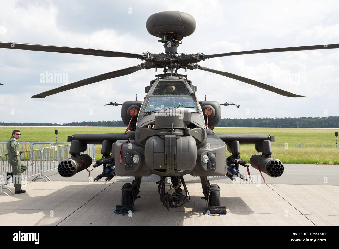 BERLIN - 2. Juni 2016: Britische Armee AH - 64D Kampfhubschrauber auf dem Display an der Berliner ILA Airshow Stockfoto