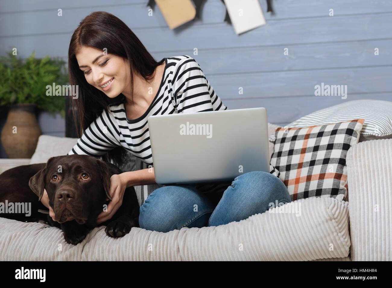 Entspannte mich Frau genießen Freizeit mit ihrem Haustier Stockfoto