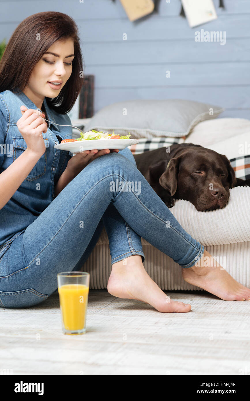 Gesunde, hübsche Frau genießen Sie ihren brunch Stockfoto