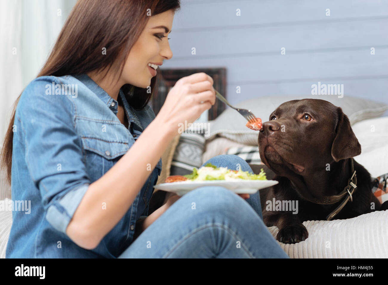 Großzügige fröhliches Mädchen teilen ihr Essen Stockfoto