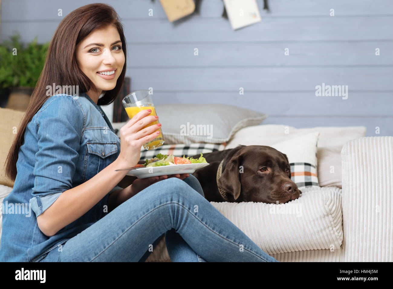 Bezaubernde junge Dame, die ihr morgen essen Stockfoto