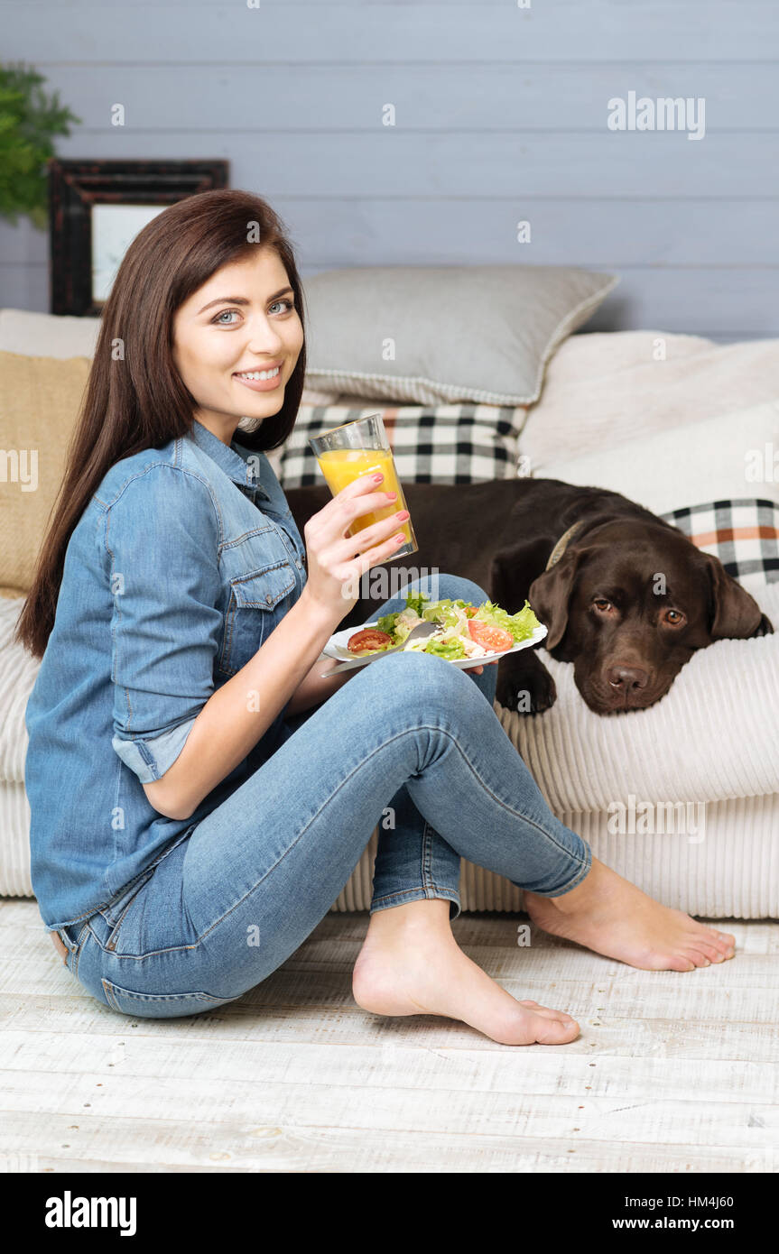 Schlanke anmutige Frau, die ein gesundes Mittagessen Stockfoto