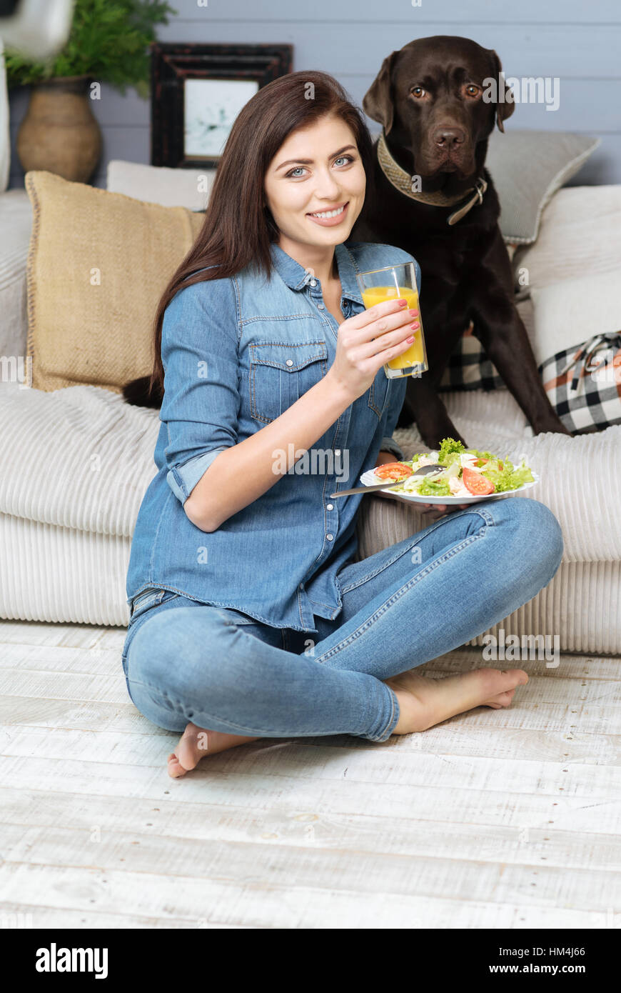 Bewundernswerte fröhliche Frau, die einen gesunden Lebensstil zu halten Stockfoto