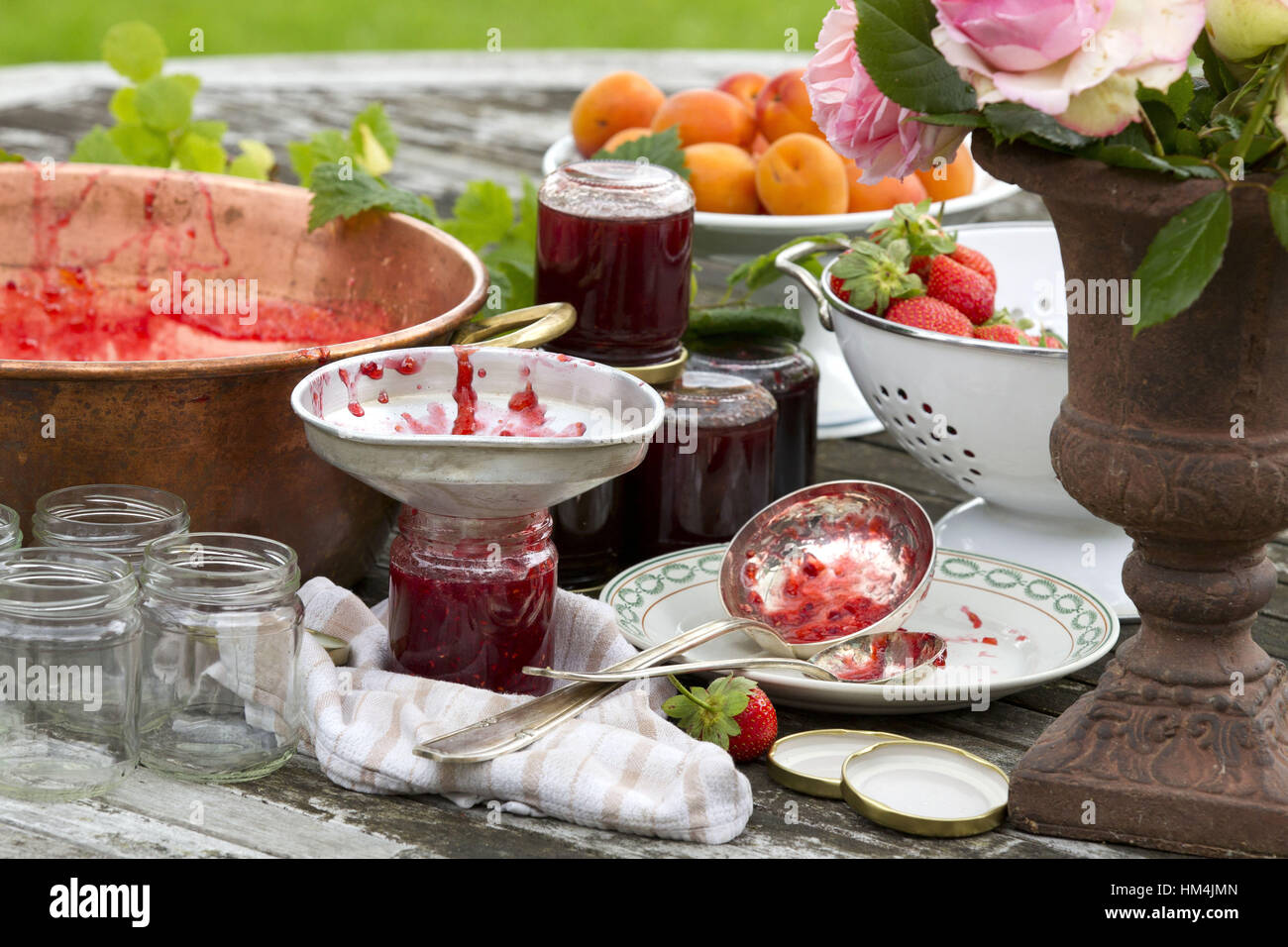 Zubereitung von Marmelade mit roten Beeren. Stockfoto