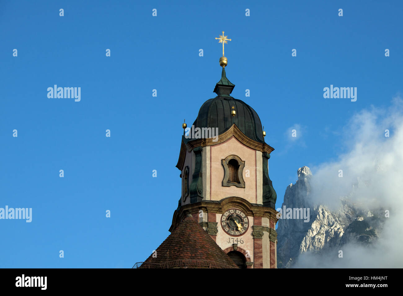 Turm der Kirche in MIttenwald und Karwendel-Gebirge im Hintergrund, Bayern, Deutschland Stockfoto
