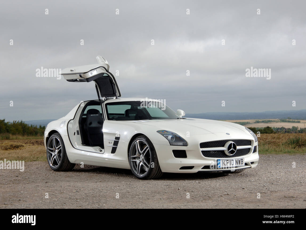 2010 Mercedes AMG SLS Deutsch super Auto mit Flügeltüren Stockfotografie -  Alamy