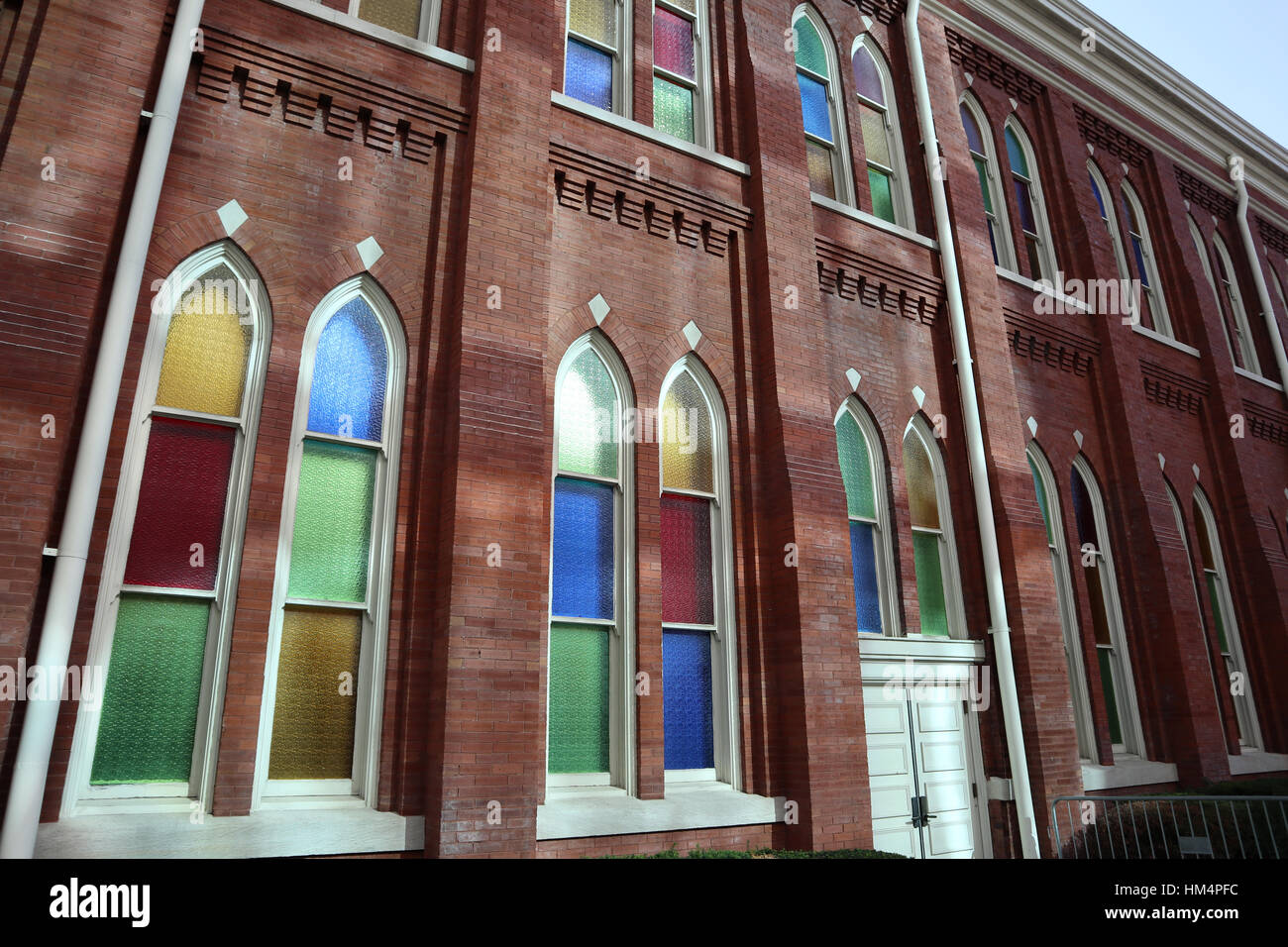 Bunte Fenster an der Außenseite des Ryman Auditorium in Nashville, Tennessee, USA Stockfoto