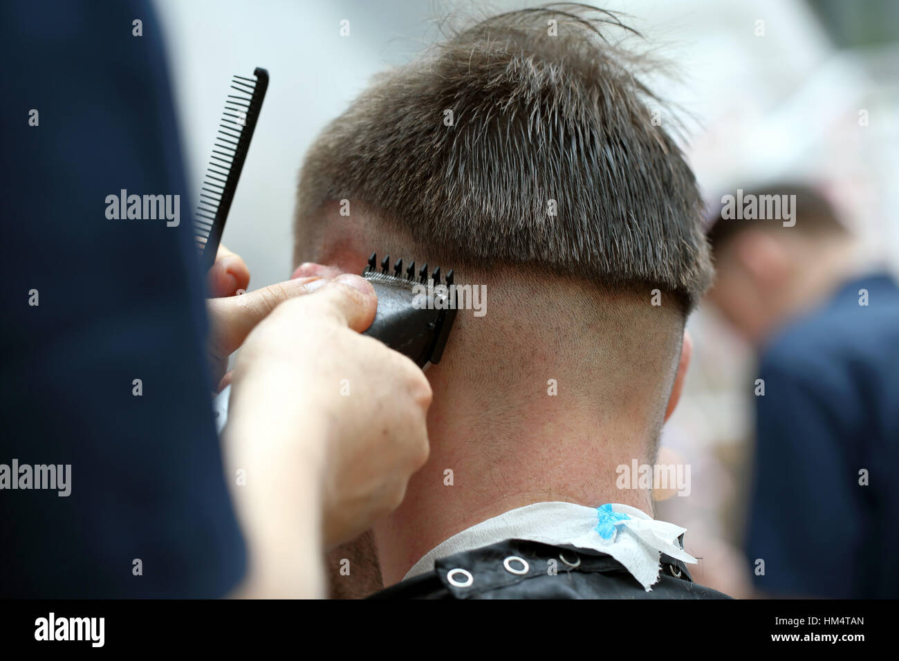 Barbier rasieren Haar durch Elektro-trimmer Stockfoto