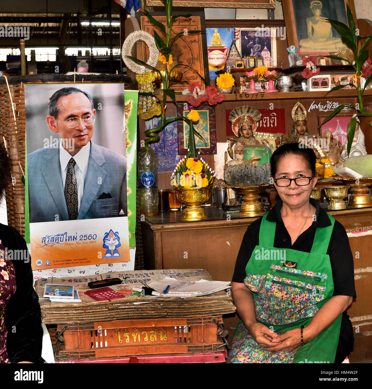 Porträt von König Bhumibol Adulyadej von Thailand 1927 – 2016 (König Rama IX) Bangkok Thailand Pak Khlong Talat Thai Flower Market Stockfoto