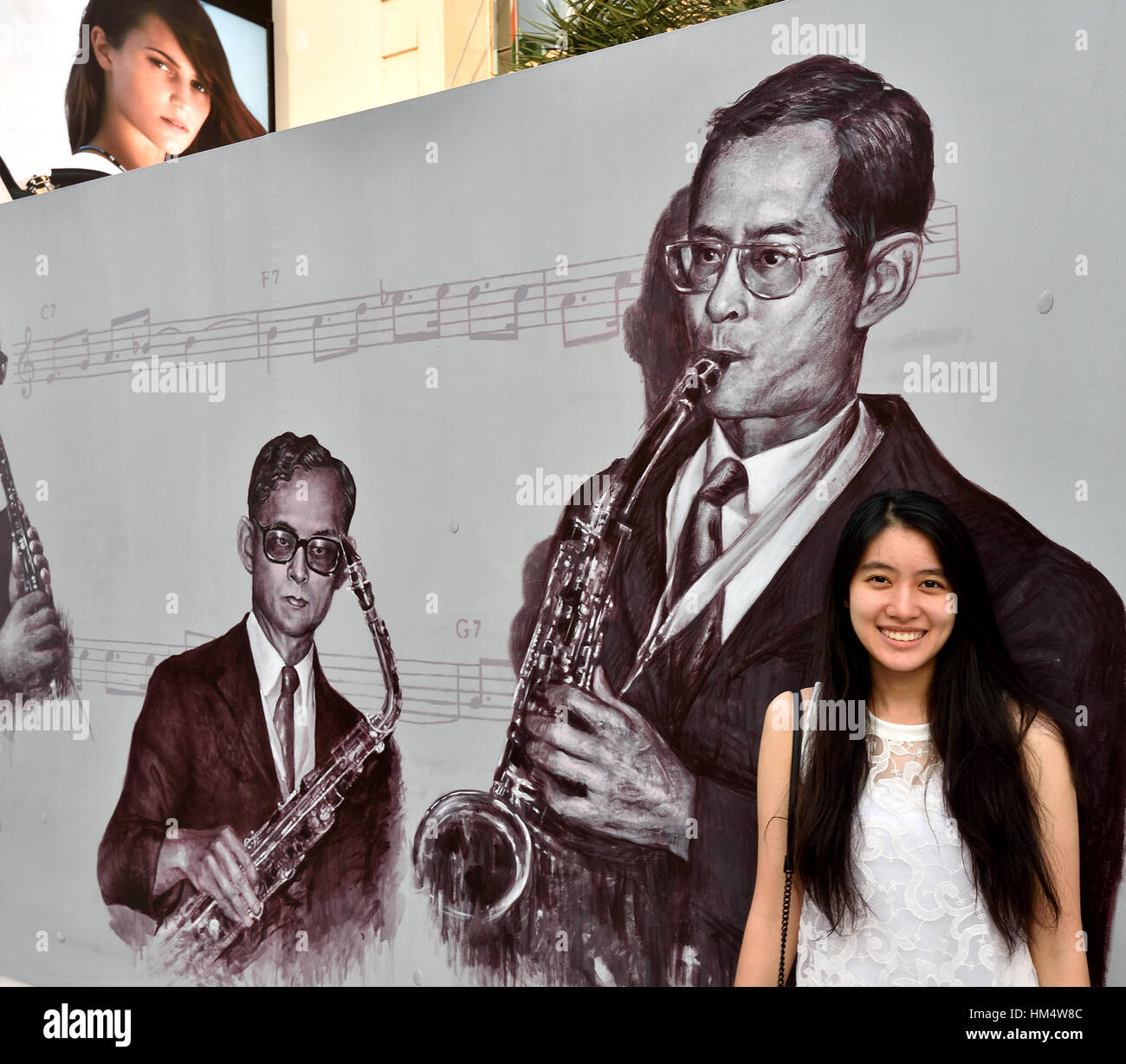 König Bhumibol Adulyadej von Thailand 1927 – 2016 (König Rama IX) Gemälde Rajamangala Universität Bangkok Stockfoto