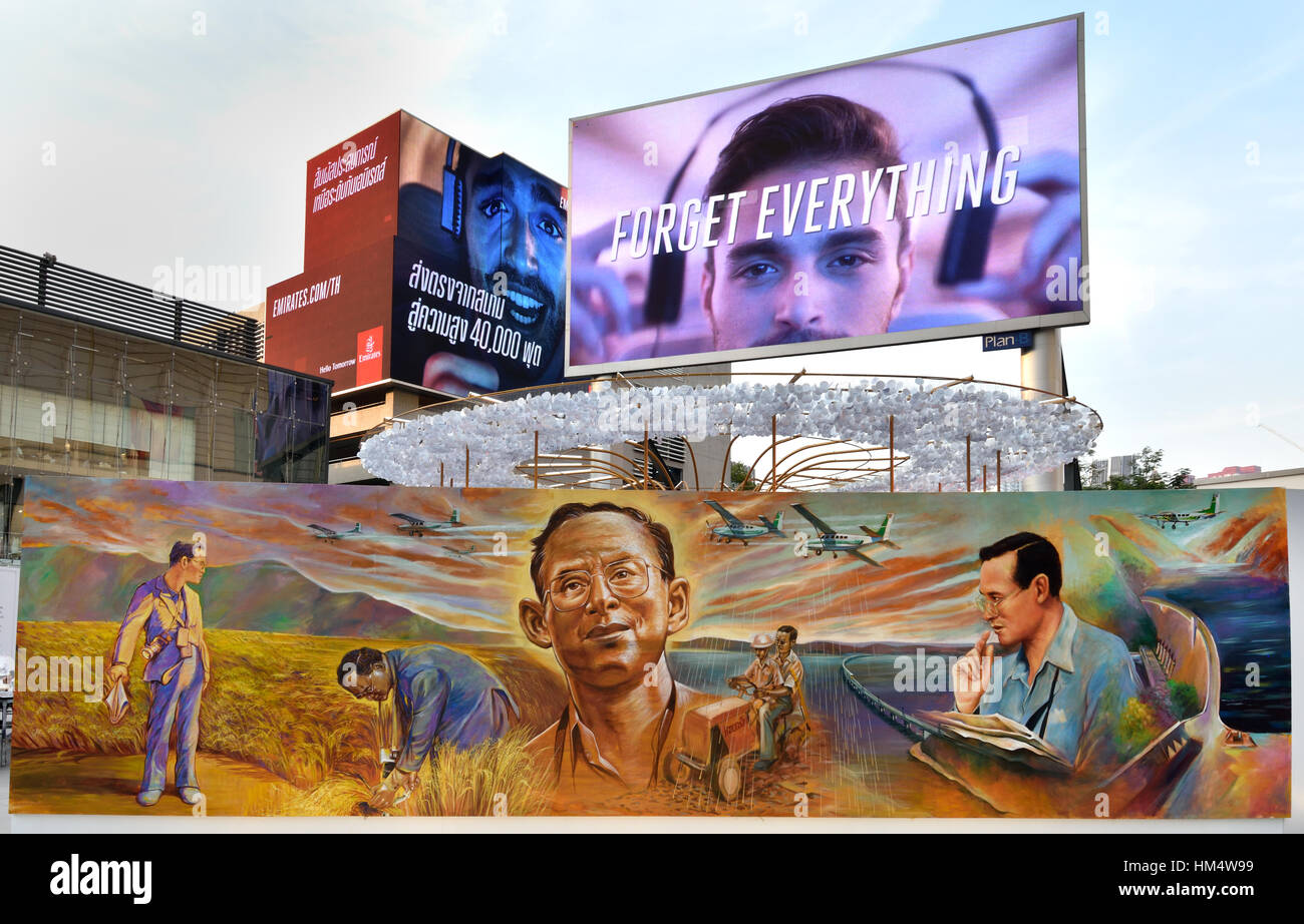König Bhumibol Adulyadej von Thailand 1927 – 2016 (König Rama IX) Gemälde Rajamangala Universität Bangkok Stockfoto