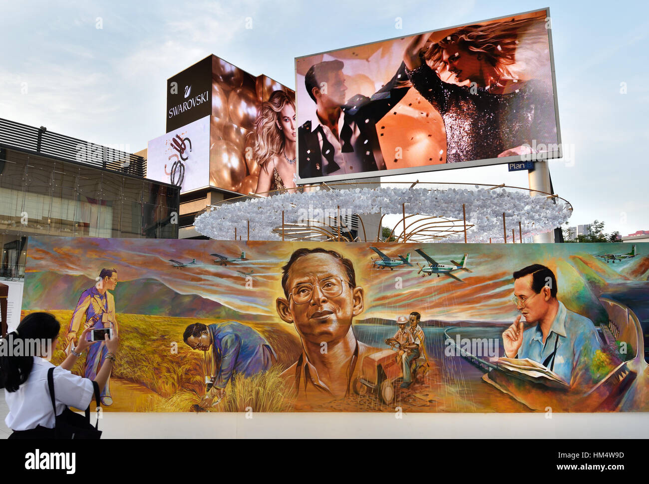 König Bhumibol Adulyadej von Thailand 1927 – 2016 (König Rama IX) Gemälde Rajamangala Universität Bangkok Stockfoto