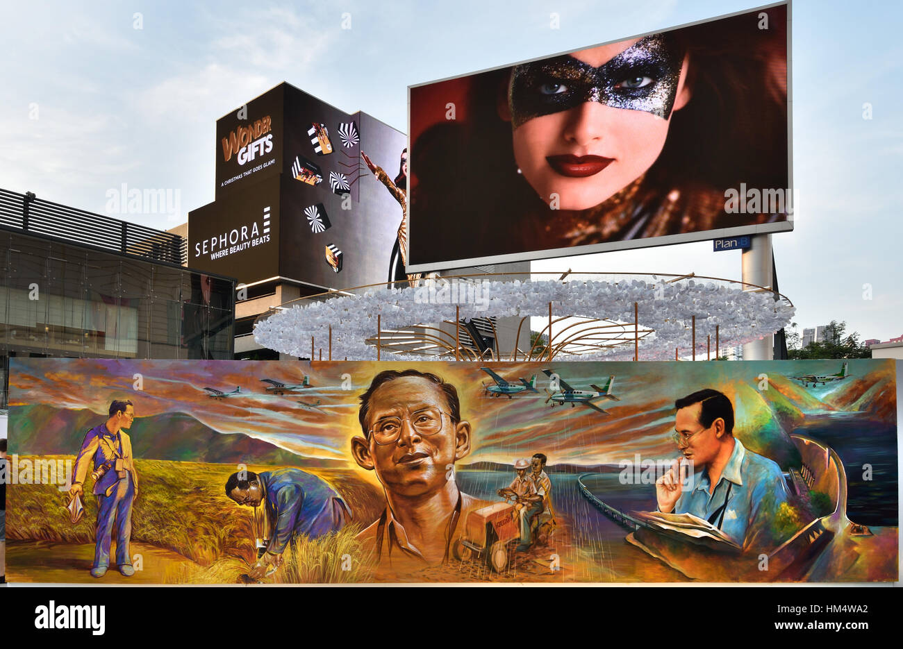 König Bhumibol Adulyadej von Thailand 1927 – 2016 (König Rama IX) Gemälde Rajamangala Universität Bangkok Stockfoto