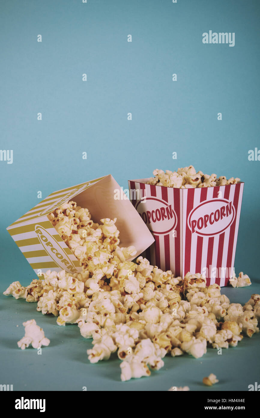 Eimer Popcorn vor einem blauen Hintergrund Vintage Retro-Filter. Stockfoto