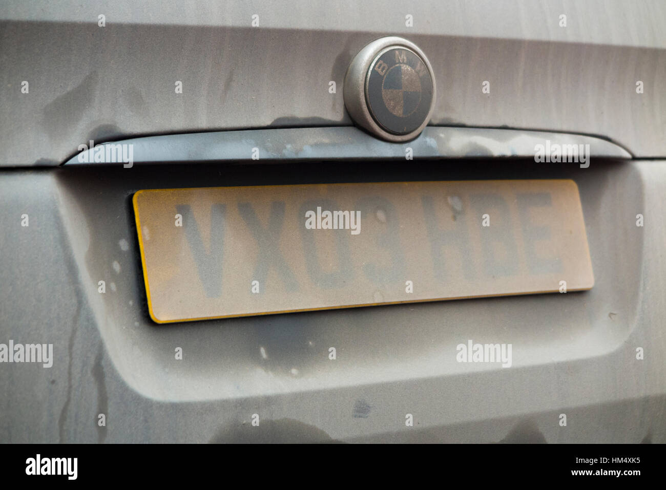 Einem schmutzigen teilweise obskure / verdeckt Registrierungsnummer Teller auf ein Auto. UK Stockfoto