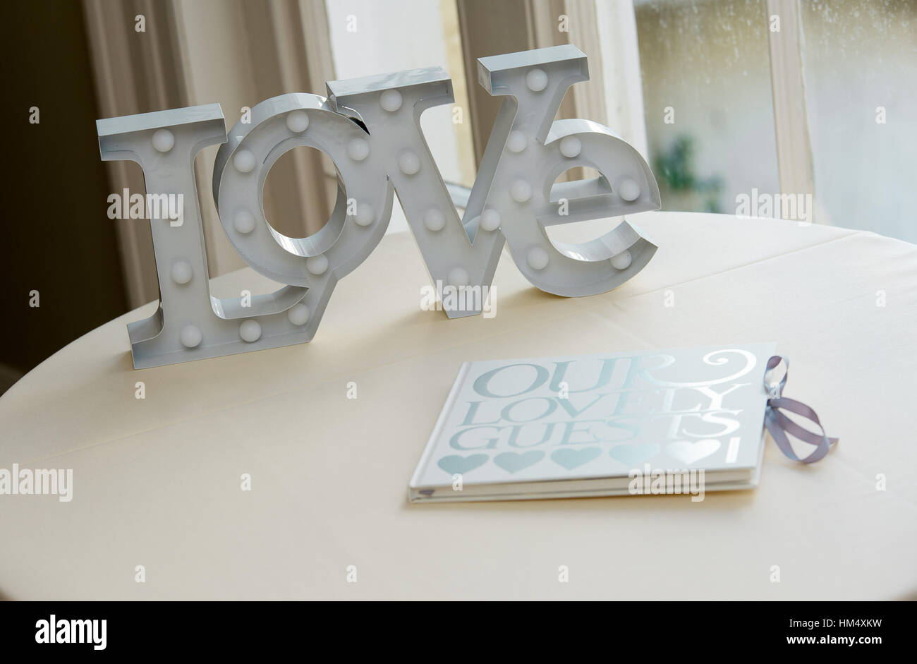 Hochzeit Gästebuch saß an einem Tisch mit großen Wort Liebe bei einer Hochzeit in Sussex, UK. Gäste melden Sie es mit ihrer herzlichen Nachrichten Stockfoto