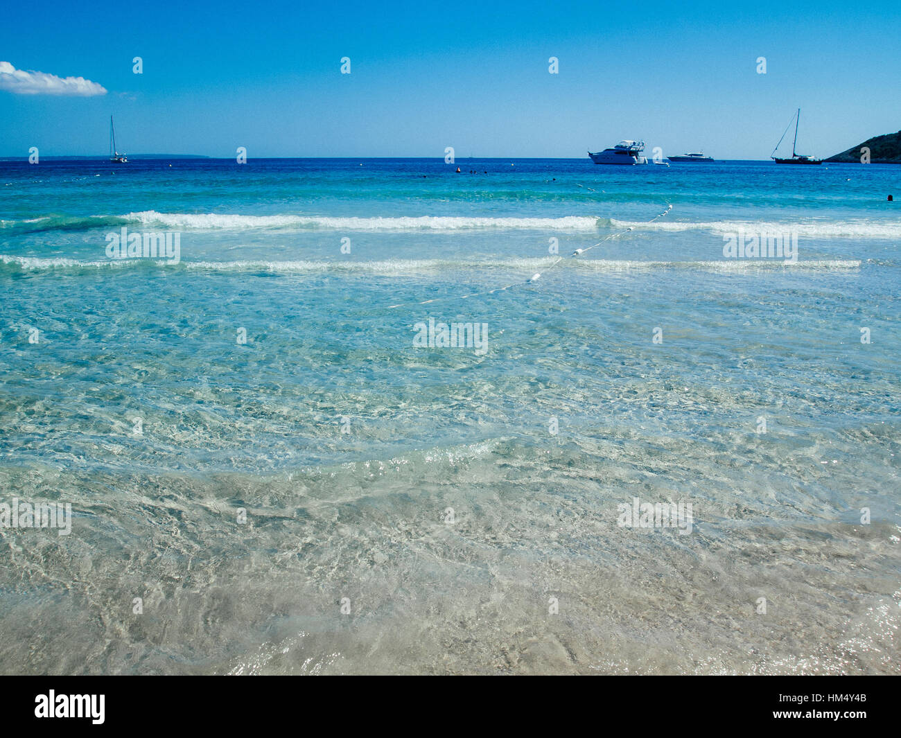 Türkisfarbenes Wasser in den Strand von Las Salinas, Ibiza, Spanien Stockfoto