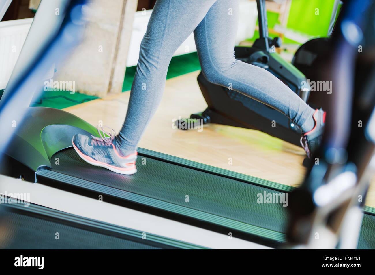 Laufband Fitness Running Closeup Foto. Weibchen auf dem Laufband im Fitness-Center. Stockfoto