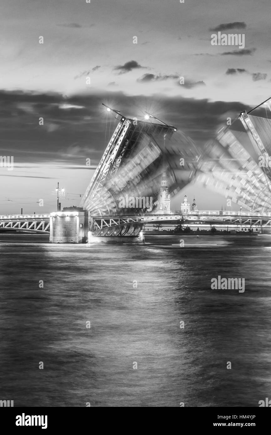 Die erhöhten Schlossbrücke am weißen Nächte in der Stadt Sankt Petersburg, schwarz-weiß-Bild Stockfoto