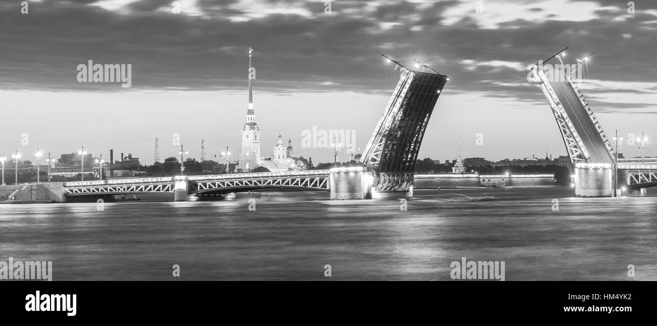 Die erhöhten Schlossbrücke am weißen Nächte in der Stadt Sankt Petersburg, schwarz-weiß-Bild Stockfoto
