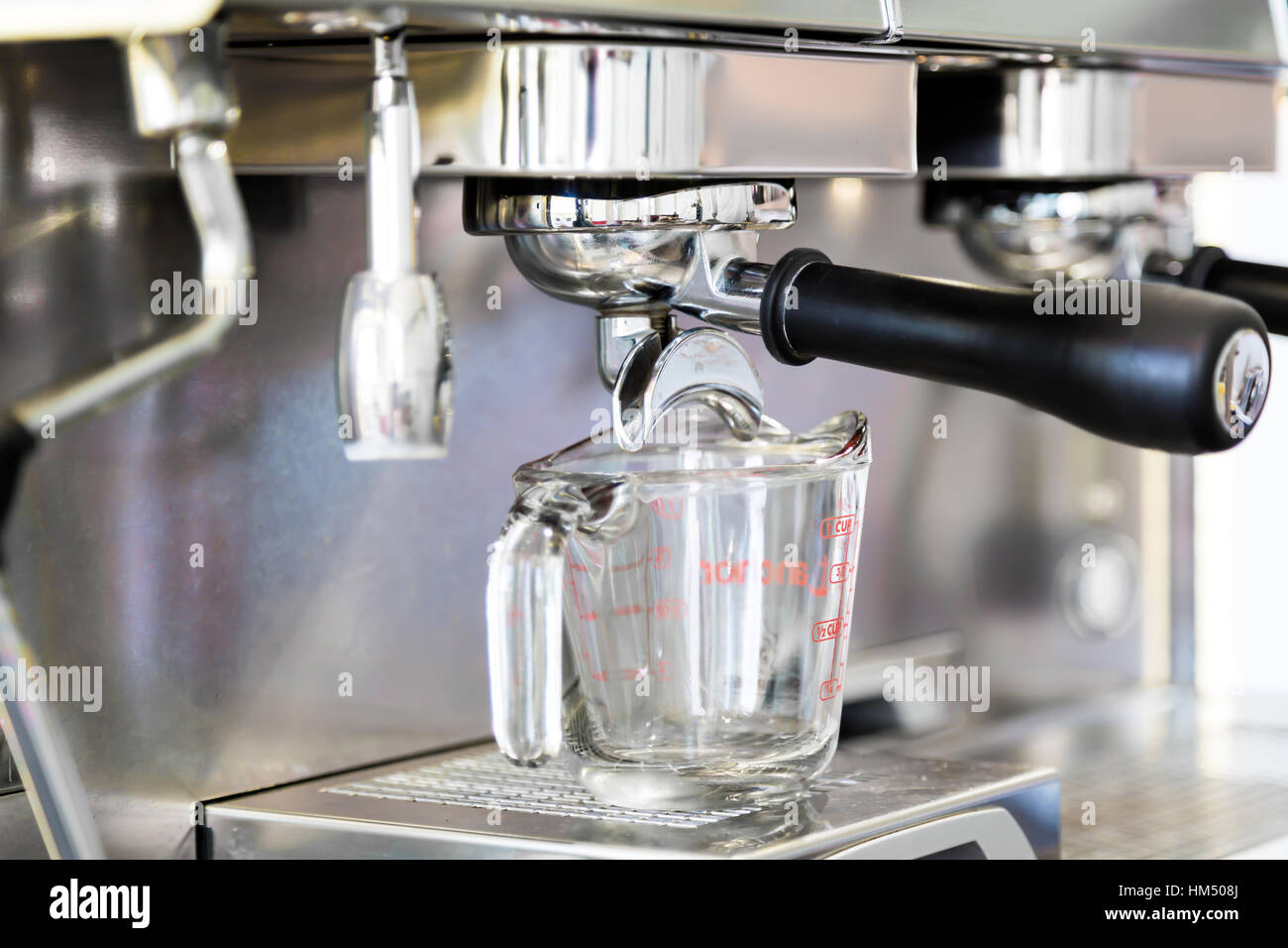 Espresso im Café bereitet Stockfoto