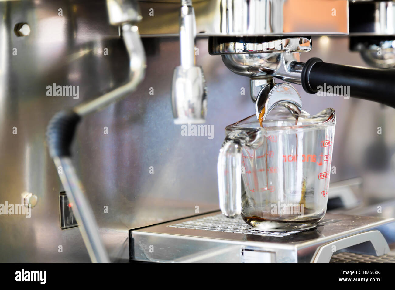 Espresso im Café bereitet Stockfoto
