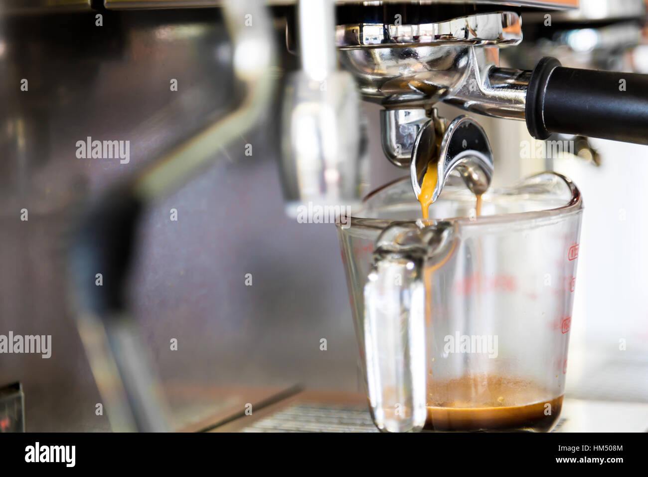 Espresso im Café bereitet Stockfoto