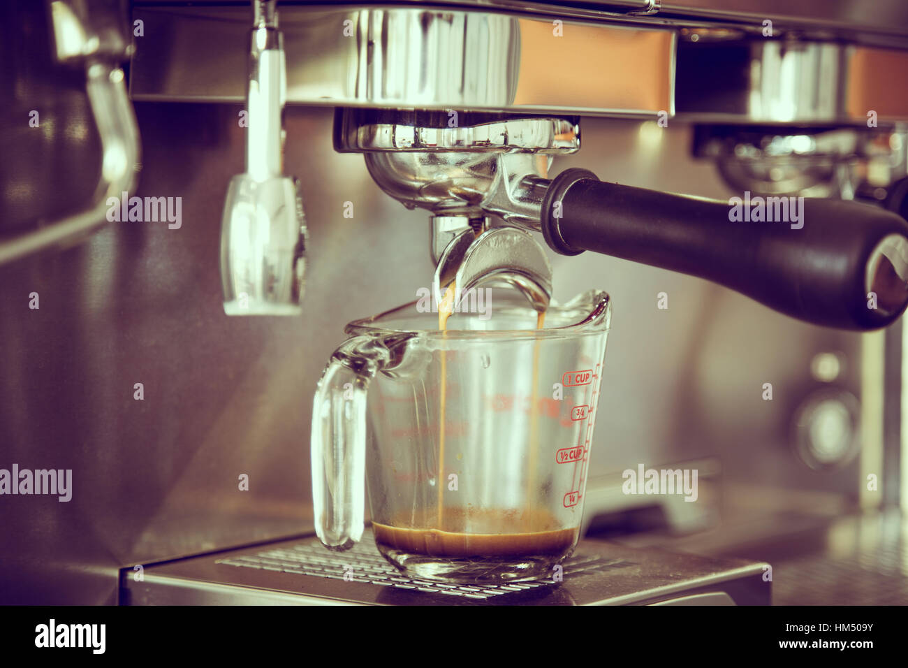 Espresso im Café bereitet (gefiltertes Bild verarbeitet Vintage-Effekt.) Stockfoto