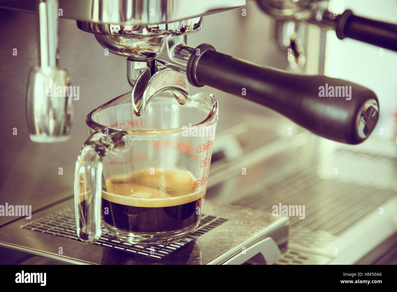 Espresso im Café bereitet (gefiltertes Bild verarbeitet Vintage-Effekt.) Stockfoto