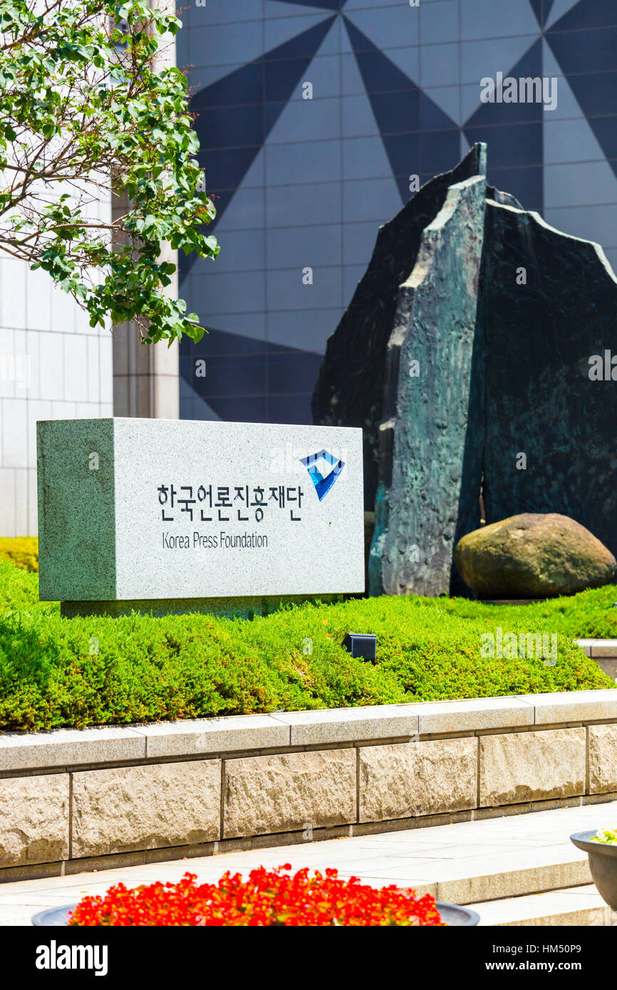 Stein Schild am Eingang zum Korea Press Foundation, Organisation für den Rundfunk, Veröffentlichung von Nachrichten, im Herzen der Innenstadt Stockfoto